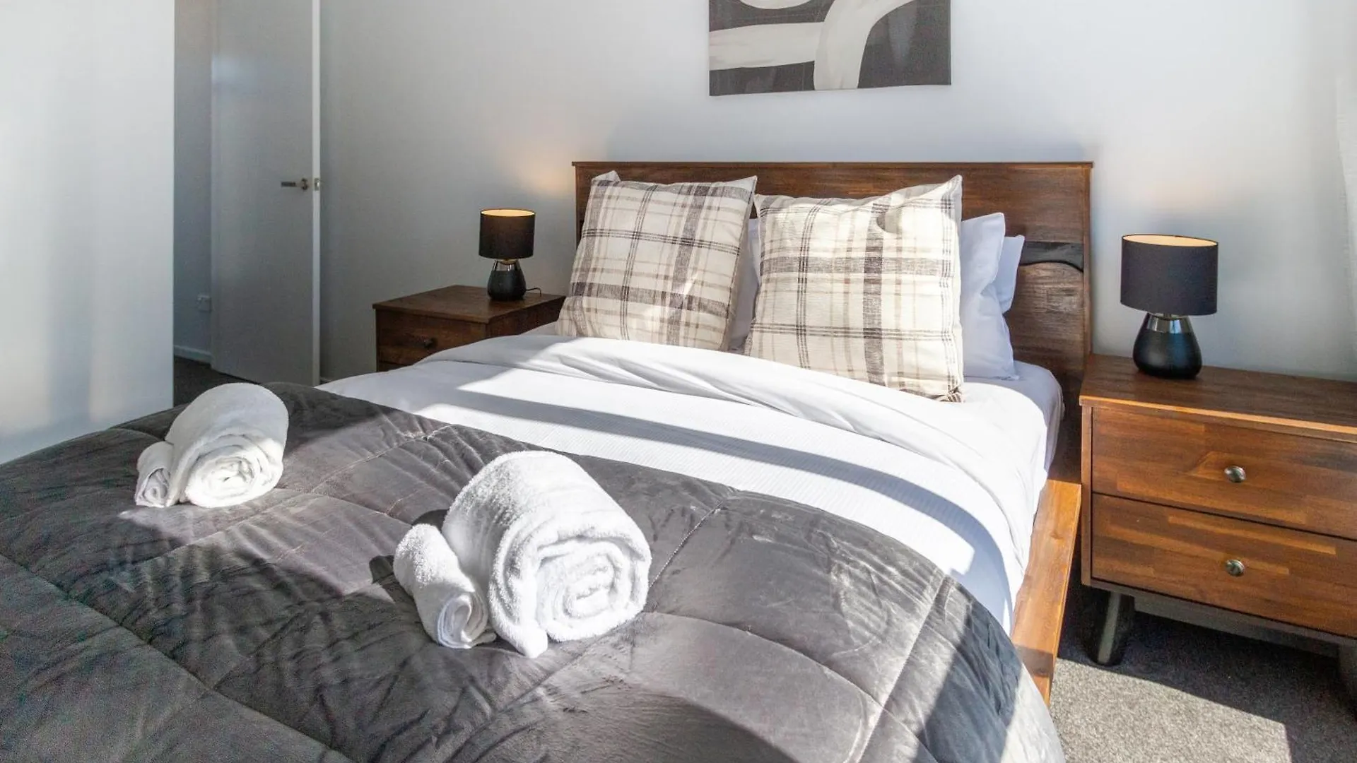 Stylish 2 Bed 2 Bath Close To Shops And Parks Christchurch Apartment