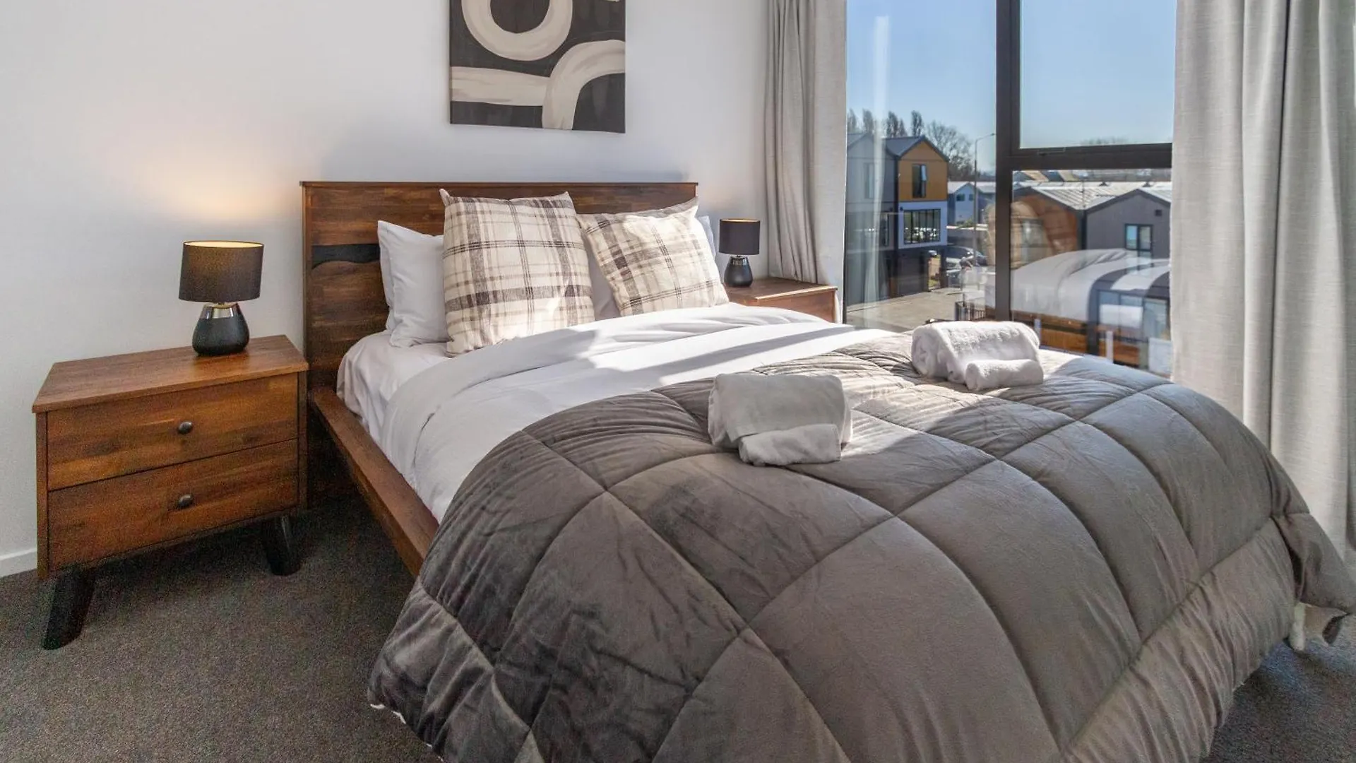 Stylish 2 Bed 2 Bath Close To Shops And Parks Christchurch