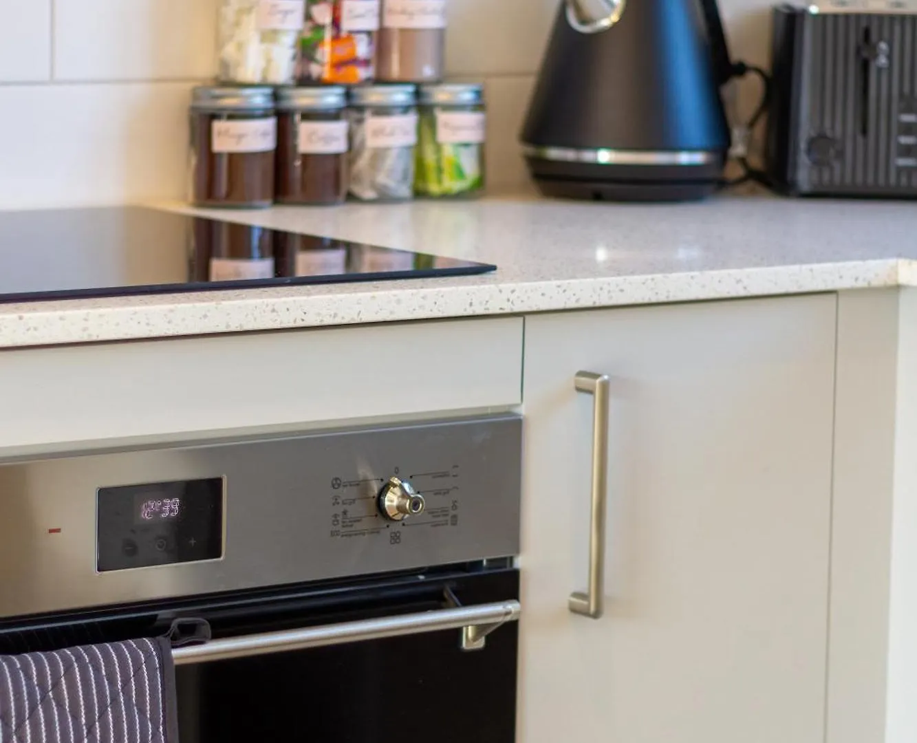 Stylish 2 Bed 2 Bath Close To Shops And Parks Christchurch Apartment